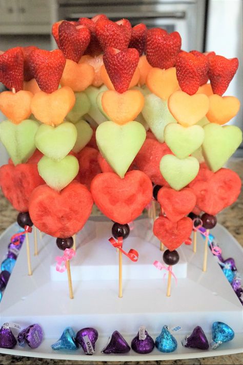 Galentines 2023, Heart Themed Birthday, Valentines Dyi, Fruit Kebabs, Fruit Hearts, Heart Fruit, Birthday Dessert, Plate Decoration, Fruit Skewers