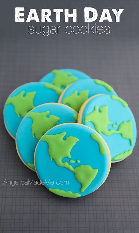 Globe decorated sugar cookies to celebrate Earth Day. Halloween Sugar Cookies Decorated, Halloween Cookie Recipes, Halloween Cookies Decorated, Royal Iced Cookies, Halloween Sugar Cookies, Iced Sugar Cookies, Sugar Cookie Designs, Decorated Sugar Cookies, Cookie Frosting