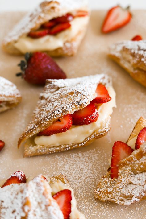 Strawberry Croissants - Moribyan Strawberry Croissant Recipe, Dessert Croissant Recipe, Strawberry Croissants, Puff Pastry Croissant, Strawberry Croissant, Strawberry Puff Pastry, Homemade Croissants, Puff Pastries, Puff Pastry Desserts