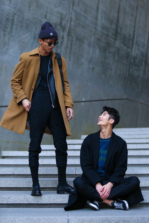 Seoul Fashion Week FW15: Street Fashion Day 4 Part 3 | J. Choi Photography Korean Fashion Week, Trend Council, Fall Fashion Coats, Outfits Hombre, Mens Fashion Edgy, Hipster Man, Seoul Fashion Week, Seoul Fashion, Fashion Days