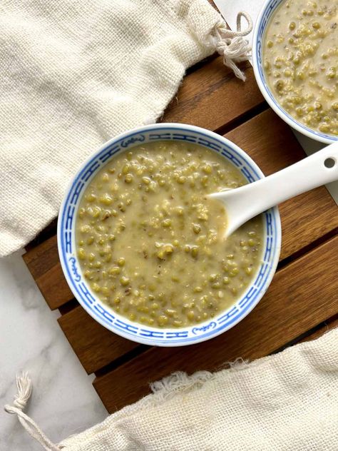 Chinese Mung Bean Soup Mung Bean Recipes, Sweet Green Beans, Mung Bean Soup, Green Beans Soup, Soup Simple, Red Bean Soup, Taiwanese Cuisine, Sweet Soup, Chinese Green