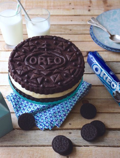 Snack Oreo, Giant Oreo Cake, Oreo Snack, Oreo Cookie Cake, Oreo Truffles Recipe, Giant Cake, Buttercream Filling, Chocolate Icing, Oreo Cake