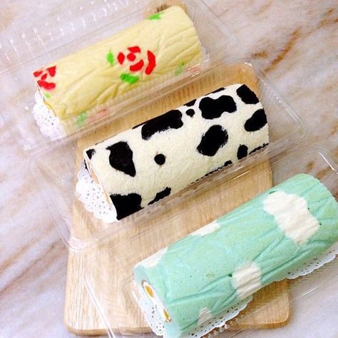 Decorated Swiss Roll Cake, Swissroll Decorated, Swiss Roll Cakes, Swiss Rolls, Roll Cakes, Swiss Roll Cake, Dessert Packaging, Cake Decorating Frosting, Mousse Recipes