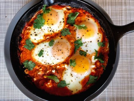 Easy Shakshuka Recipe, Shakshuka Recipes, Tomato Dishes, Roasted Tomato Sauce, Low Calorie Breakfast, Meatless Dinner, Bacon Breakfast, Yellow Pepper, Delicious Vegetarian