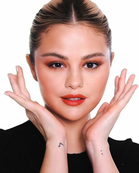 Cool Music Tattoos, Lipstick Blonde Hair, Rare Beauty Eyeshadow, Selena Gomez Blonde Hair, Tattoos For Music Lovers, Selena Gomez Tattoo, Aesthetic Makeup Looks, Blonde Hair Hairstyles, Selena Gomez Aesthetic