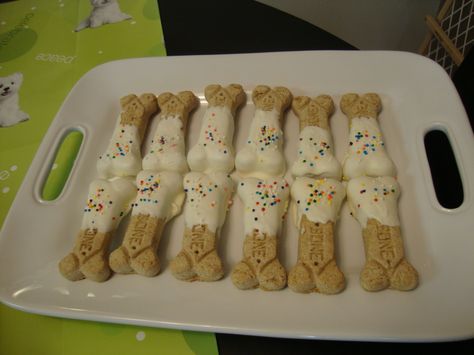 Milk Bone dog treats dipped in melted yogurt chips. (doggy safe) Vanilla Dog Treats, Yogurt Icing For Dog Treats, Milkbone Dog Treat Recipe, Packaging Dog Treats To Sell, Dog Bones Homemade, Frosting For Dog Treats, Yogurt Dog Treats Recipes, Dog Treat Frosting Recipe, Dipped Dog Treats