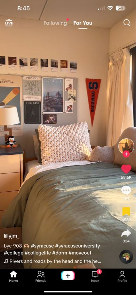 Ucsd Dorm Room Ideas, Dorm Room Ucsc, Uky Dorm Room Ideas, Cozy College Dorm, Syracuse Dorm Room, Syracuse Dorm, Syracuse University Dorm, Dorm Bedding Dormify, Cozy Dorm Room