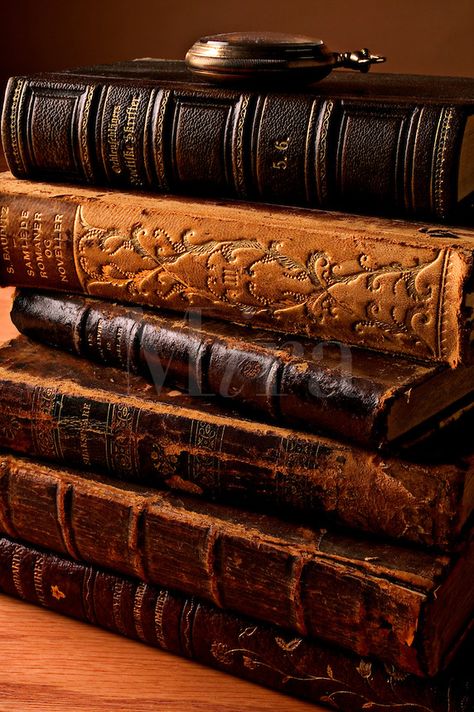 antique books | Stack of old antique books with pocket watch Books Stacked, Books Decor, Books Art, World Of Books, Leather Books, Book Images, Book Nooks, Old Books, Library Books