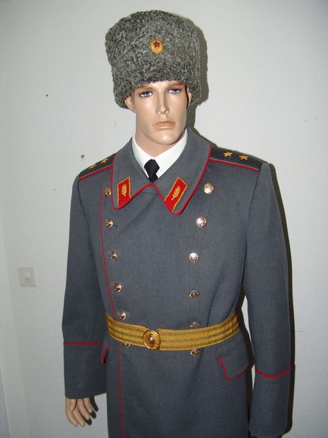 Soviet Army Lieutenant-General's winter parade uniform. Communist Uniform, Ww2 Women, Army General, Warsaw Pact, Lieutenant General, Soviet Army, Military Insignia, Military Uniforms, Red Army