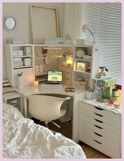 Desk Inspo Organizations, Teenage Corner Desk, Aesthetic Small Study Desk Ideas, Study Desk Small Bedroom, Minimalist Corner Desk, Corner Desk Inspo Aesthetic, Room Inspo With Desk, Corner Desk Aesthetic Inspiration, Corner Desk Inspiration