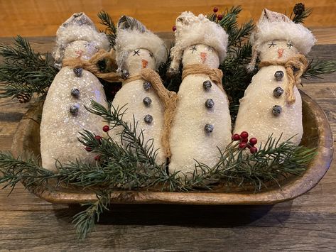 Primitive Snowmen Patterns, Crafty Decorator, Decorating With Snowmen, Primitive Christmas Crafts, Diy Snowman Decorations, Christmas Booth, Snowman Crafts Diy, Welcoming Home, Primitive Snowmen