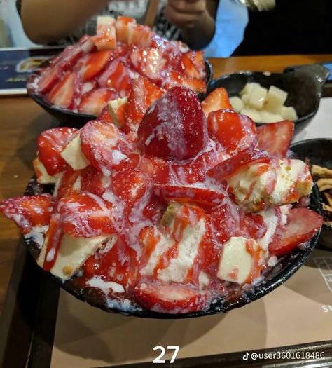 Bingsoo Korean Desserts, Bingsoo Korean, I Want Food, Creamy Recipes, Dream Food, Food O, Food Goals, Strawberry Cheesecake, Cute Desserts