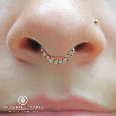 Lower Lip Piercing, Lip Piercing Labret, Septum Piercing Jewelry, Piercing Labret, Face Piercings, Maria Tash, Cool Piercings, Labret Piercing, Piercings Unique