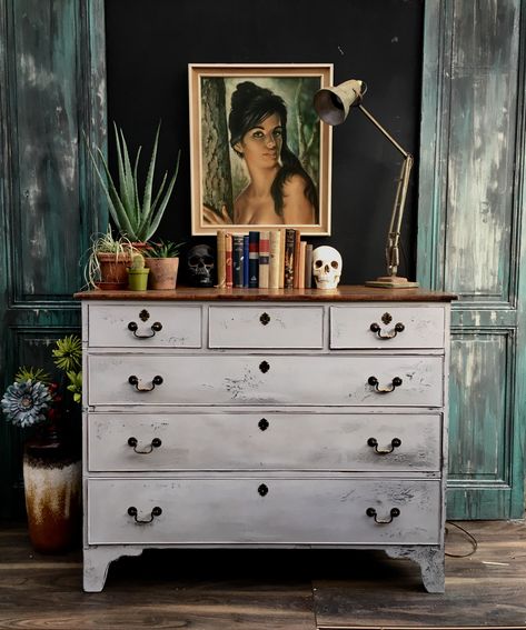 Annie Sloan Chicago grey chalk paint Chic Dorm Room, Rustic Chest Of Drawers, Yellow Painted Furniture, Grey Painted Furniture, Annie Sloan Colors, Annie Sloan Painted Furniture, Annie Sloan Old White, Gray Chalk Paint, Painted Bedroom Furniture