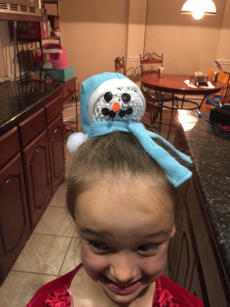 Crafty snowman bun- super cute!  I did this with stuff I had already in the house. Snowman Hairstyles For Kids, Snowman Hairstyle, Snowman Hair, Christmas Hairstyle, December Month, Girl Hair Dos, Christmas Memes, Christmas Week, Dress Up Day