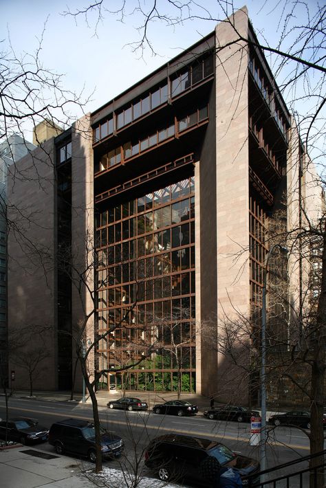 Roche Dinkeloo Assocs., Ford Foundation Building, New York City, 1967 Architecture Futuristic, Foundation Building, Ford Foundation, Brutalism Architecture, Louis Kahn, Paper Architecture, New York Architecture, Philip Johnson, Tower Building