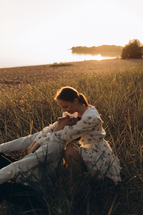 Shooting Couple, Engagement Pictures Poses, Forest Photos, Engagement Poses, Couple Photoshoot Poses, Engagement Photo Inspiration, Couple Photography Poses, Couples In Love, Couple Shoot