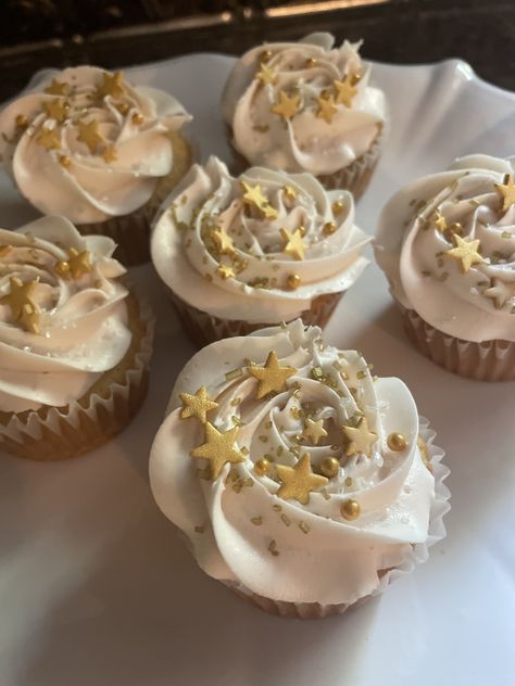 Golden Birthday Cakes, 17th Birthday Ideas, Treat Table, Star Cupcakes, Star Birthday Party, Gold Cupcakes, Gold Birthday Cake, Golden Birthday, Cute Birthday Cakes