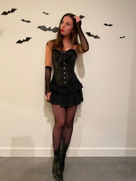 #witch #halloween #halloweencostume #witchcostume Vampire Halloween Costume Women, Puti Disfraces, Wicked Witch Of The West Costume, Witch Costume Halloween, Vampire Halloween Costume, Halloween Circus, Halloween 23, Pretty Halloween Costumes, Halloween Party Outfits