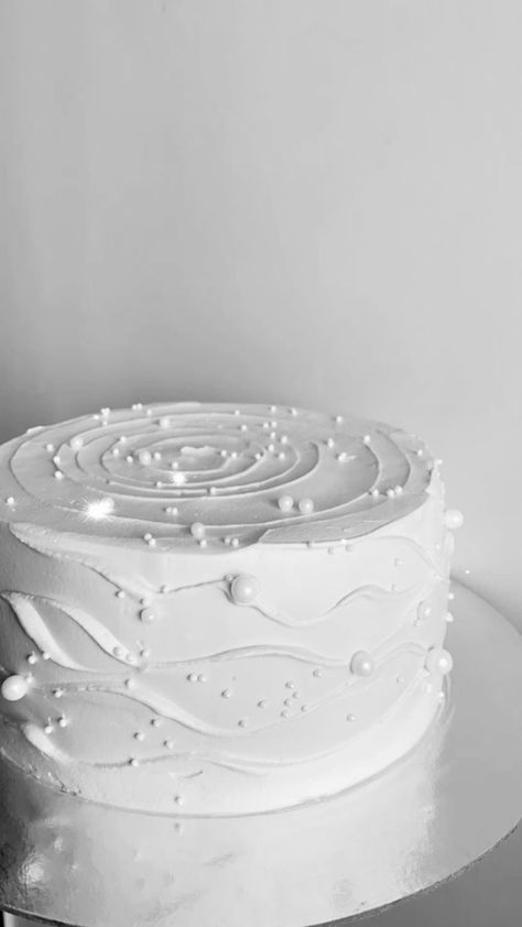 Wedding Cake White Frosting, White Cake With Texture, Small White Birthday Cake, Cake Designs 15 Birthday, Birthday Cake White And Silver, Plain White Cake Simple, Best Cake Designs Birthday, 26 Cake Birthday, White 18th Birthday Cake