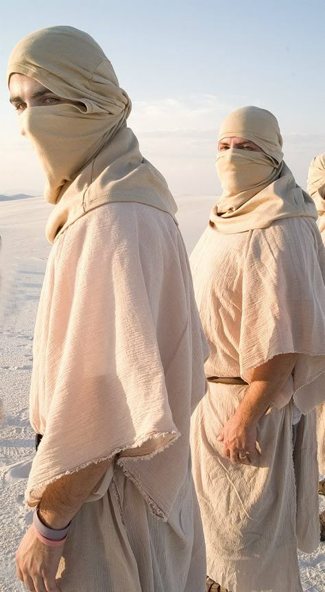 Dune Mens Fashion, Dune Outfit Men, Dnd Avatar, Afro Futurism Fashion, Desert Wear, Desert Outfit Ideas, Desert Clothing, Dune Characters, Dune Film