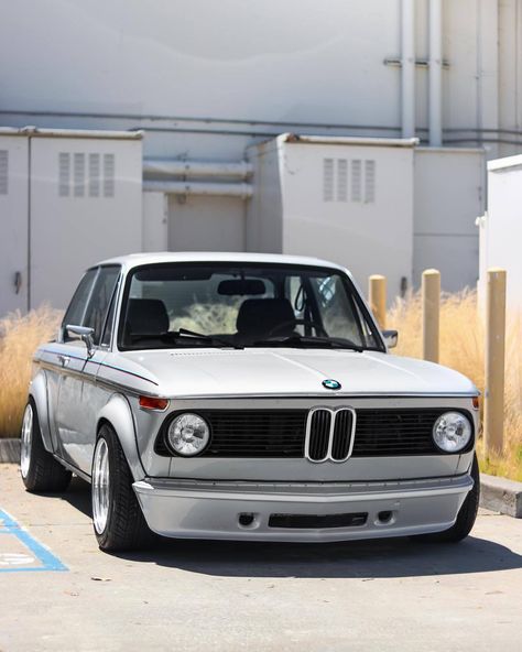 Old Bmw, Bmw 2002 Tii, E90 Bmw, Carros Bmw, 2002 Bmw, Bmw Classic Cars, Bmw Classic, Bmw 2002, Diesel Cars