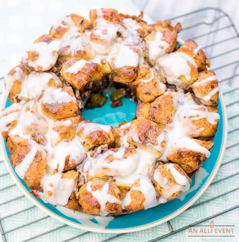 Spiced Apple Monkey Bread Spiced Cider Mix, Apple Monkey Bread, Apple Ideas, Cake Slicer, Muffins Recipes, Cinnamon Roll Dough, Canned Biscuits, Spiced Apple Cider, Diced Apples