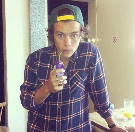 Harry with a juice box Frat Boy Harry Styles, Harry Styles Haircut, Harry Styles Hair, Harry Styles Cute, Frat Boy, Harry Styles Pictures, Harry Styles Photos, Mr Style, Harry Edward Styles