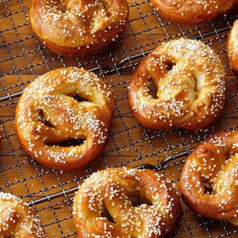 Soft Pretzel Recipe, Baking Soda Bath, Toasted Ravioli, Camping Snacks, Oktoberfest Food, Homemade Pretzels, Savoury Biscuits, Orange Chicken Recipe, Pretzels Recipe