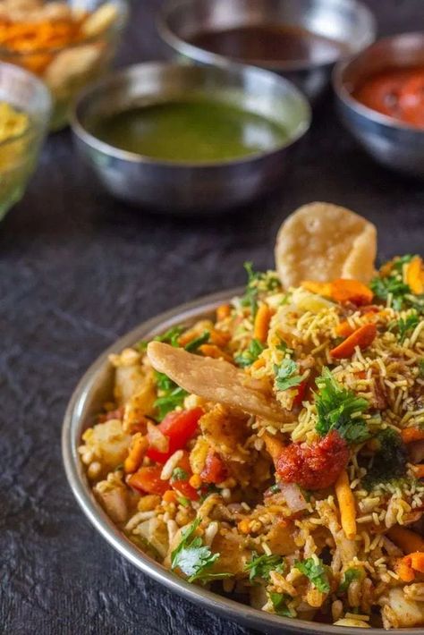 Bhel Puri Photography, Chat Recipes, Bhel Puri Recipe, Masala Puri, Street Snacks, Indian Fast Food, Chats Recipe, Onions And Tomatoes, Mumbai Street