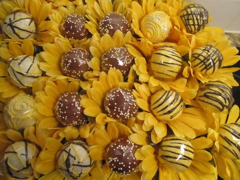 sunflower cake pop centerpiece.....i could handle that Cake Pop Centerpiece, Sunflower Cake, Bee Theme Party, Chocolate Ideas, Sunflower Party, Graduation Party High, Sunflower Baby Showers, Pretty Cake, Cake Pop