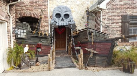 Pirate Halloween Decorations, Pirate Halloween Party, Halloween Forum, Halloween Outside, Pirate Decor, Halloween Front Doors, Pirate Theme Party, Pirate Halloween, Halloween Yard