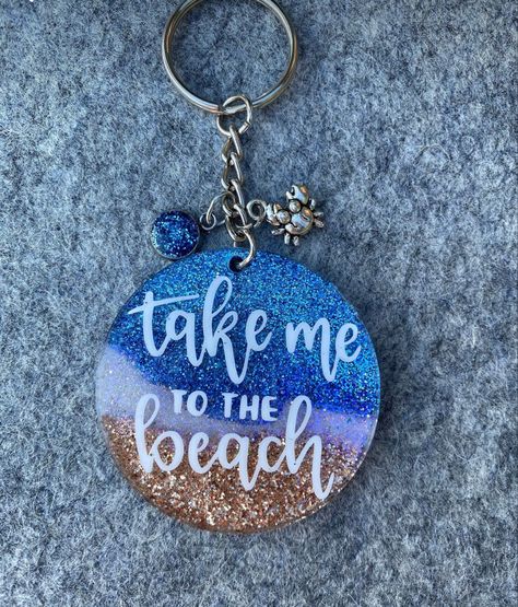 An acrylic keyring homemade Sealing Acrylic Keychains, Cricut Round Keychain Ideas, Acrylic Blank Ornament Ideas, Acrylic Round Keychain Ideas, Acrylic Rounds Ideas, Round Keychain Idea, Cricut Acrylic Keychain, Diy Acrylic Keychain Ideas, Circle Keychain Ideas