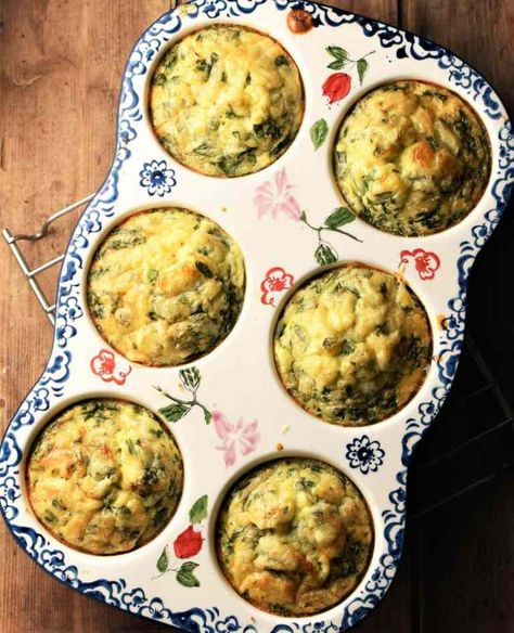 Quinoa egg muffins with spinach are packed full of protein, fibre and above all - flavour! Perfect as a healthy breakfast on the go or satisfying snack anytime.  Ready in just over 30 minutes. #quinoarecipe #healthybreakfast #eggcups #omelette #eggmuffins #healthybreakfastrecipes #everydayhealthyrecipes Quinoa Omelette, Muffins With Spinach, Quinoa Egg, Quinoa Recipes Easy, Spinach Muffins, Muffins Gluten Free, Snack Easy, Healthy Breakfast On The Go, Quinoa Spinach