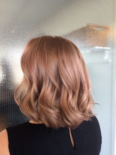 Cold Strawberry Blonde Hair, Hair Color Spring 2024, Hair Color Ideas For Warm Skin Tone, Ash Strawberry Blonde, Strawberry Blonde Hair Short, Short Golden Blonde Hair, Dark Peach Hair, Strawberry Blonde Short Hair, Hair Color And Cuts