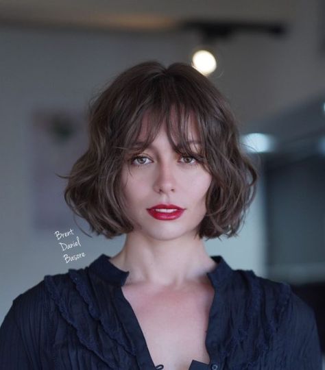 20 French Bob Haircuts that Ooze Parisian Charm – The Right Hairstyles Short Hair Cuts For Round Faces, Chin Length Haircuts, Short Wavy Bob, French Bob, Face Framing Bangs, Chin Length Hair, Bob Haircut With Bangs, Round Face Haircuts, Short Hair Styles For Round Faces