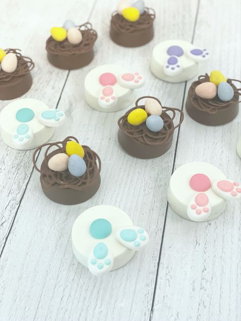 Chocolate Dipped Oreos Easter, Easter Oreos Covered, Easter Dipped Oreos, Cakesicle Designs, Easter Chocolate Covered Oreos, Easter Cupcakes Decoration, Easter Oreos, Easter Candy Recipes, Decorated Oreos