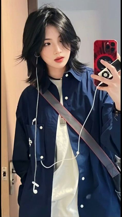 Hangodango on tiktok Cute Short Hairstyles Korean, Hairstyles For Short Hair Women Easy, Korean Tomboy Makeup, Haircut For Short Hair For Women, Tomboy Makeup Ideas, Korean Tomboy Haircut, Short Hair Outfit Ideas, Korean Haircut Short, Boyish Hairstyle