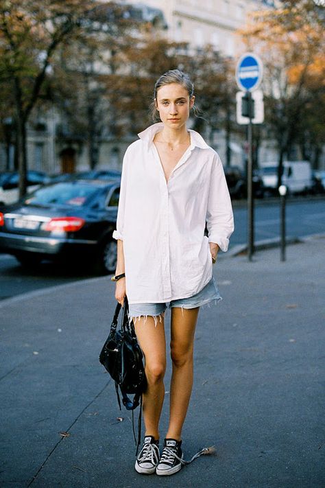 loose shirt Punk Mode, Outfits Con Camisa, Shirts Outfit, Leggings Mode, Oversized White Shirt, White Shirt Outfits, Walking Down The Street, Simple Summer Outfits, White Collared Shirt