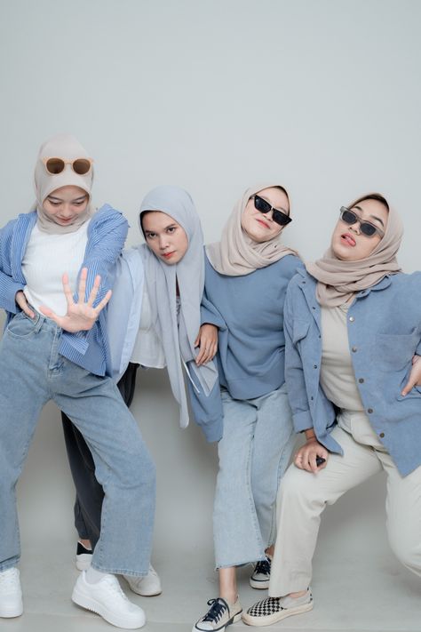 Foto with friends Ootd Foto Studio, White Khaki Outfit, Group Photo Poses, Khakis Outfit, Group Picture Poses, Clothing Studio, Studio Poses, Photoshoot Studio, Friend Poses Photography