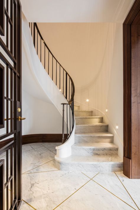 Curved white marble staircase of New York condo with dark contrasted railing. Interior design by Pembrooke & Ives. Mudroom Ideas Entryway, Round Stairs, Mudroom Storage, Luxury Staircase, Outdoor Living Space Design, Marble Staircase, Stairs Design Interior, Stair Lights, Mudroom Entryway