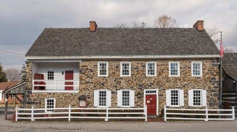 Gettysburg Ghosts, Farmhouse Restaurant, Best Ghost Stories, Gettysburg Pennsylvania, Pennsylvania Travel, Spooky Stories, Haunted Hotel, Ghost Photos, Ghost Tour