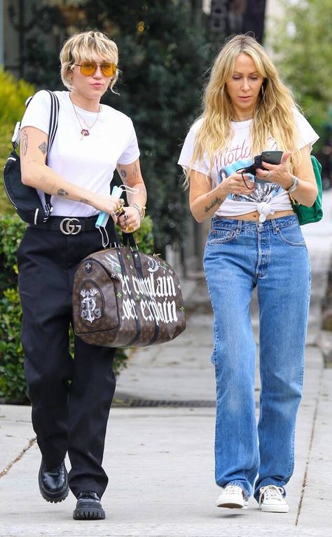 Miley Cyrus & Tish Cyrus from The Big Picture: Today's Hot Photos on E! Online Miley Cyrus Street Style 2012 Outfit, Tish Cyrus Style, Tish Cyrus, Miley Cyrus Fashion, Alexandria Morgan, Miley Cyrus Street Style, Amanda Crew, Ali Rose, Miley Cyrus Outfit