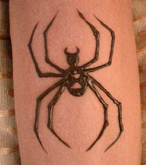 Henna Spider.  Always a favorite amongst the young boys. Henna For Boys, Henna Animals, Men Henna Tattoo, Hanna Tattoo, Cool Henna, Small Henna Tattoos, Small Henna Designs, Henne Tattoo, Cute Henna Designs