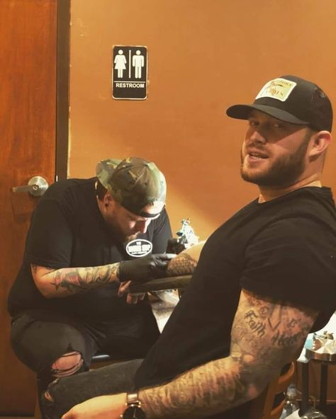 Aron Hernandez, Country Guy Outfits, Jon Langston, Tiktok Pictures, Tatted Guys, Riley Green, Country Relationship Goals, Country Relationships, Tattooed Men