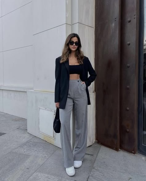 Ideas para usar un pantalón de vestir gris y acampanado | Es la Moda Street Style Outfits Casual, Paris Outfits, Grey Pants, Classic Outfits, Instagram Foto, Office Outfits, College Outfits, Outfits Casuales, White Sneakers