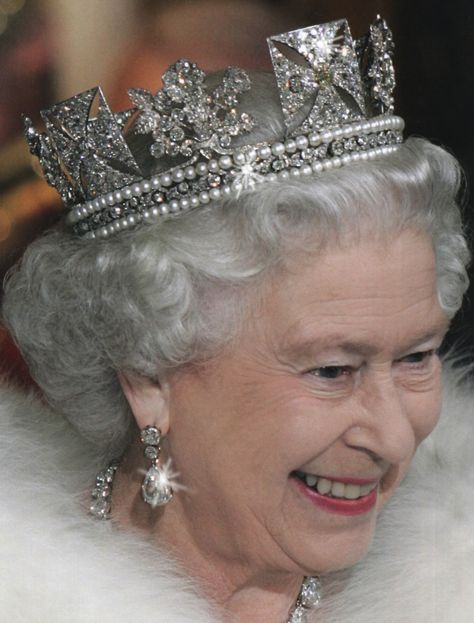 Queen Elizabeth II looking wonderful wearing The George IV Diamond Diadem on her way to the State Opening of Parliament. Diamond Diadem, Queen Elizabeth Jewels, Queen Elizabeth Ii Crown, Elizabeth Queen Of England, King George Iv, Royal Crown Jewels, Rainha Elizabeth Ii, George Iv, Royal Crowns