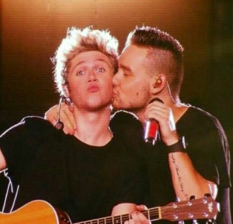 Niall And Liam, One Direction, Fanfiction, Books Wattpad, Kiss, Wattpad, Books