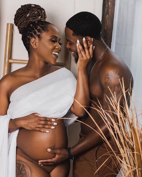 Melanin Love, Pregnant Life, Pregnancy Jokes, Black Motherhood, Maternity Photoshoot Outfits, Couple Pregnancy Photoshoot, Family Maternity Photos, Black Family, Starting Line