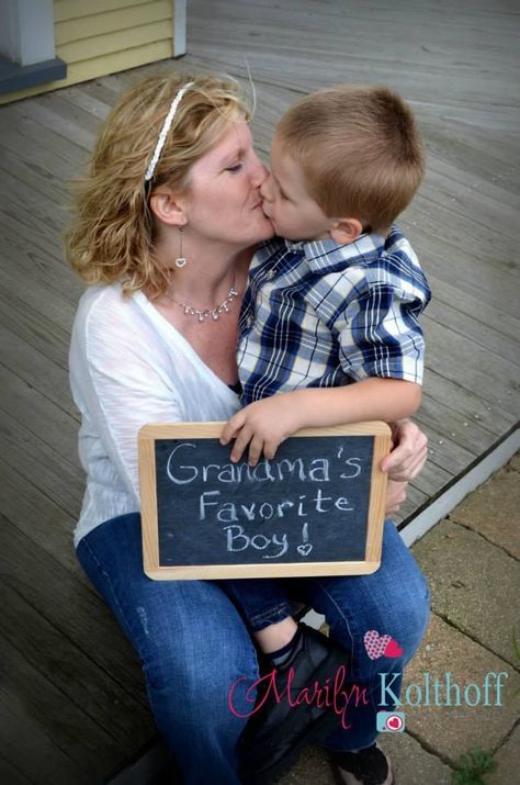 Grandma grandson photo idea. Chalkboard kiss. Grandson And Grandma Photos, Grandmother And Grandson Photoshoot, Grandmother Grandson Photo Ideas, Grandma Grandson Photoshoot, Grandma And Grandson Pictures, Grandma Photoshoot With Grandkids, Grandma And Grandkids Poses, Grandkids Photography, Grandparents Photography